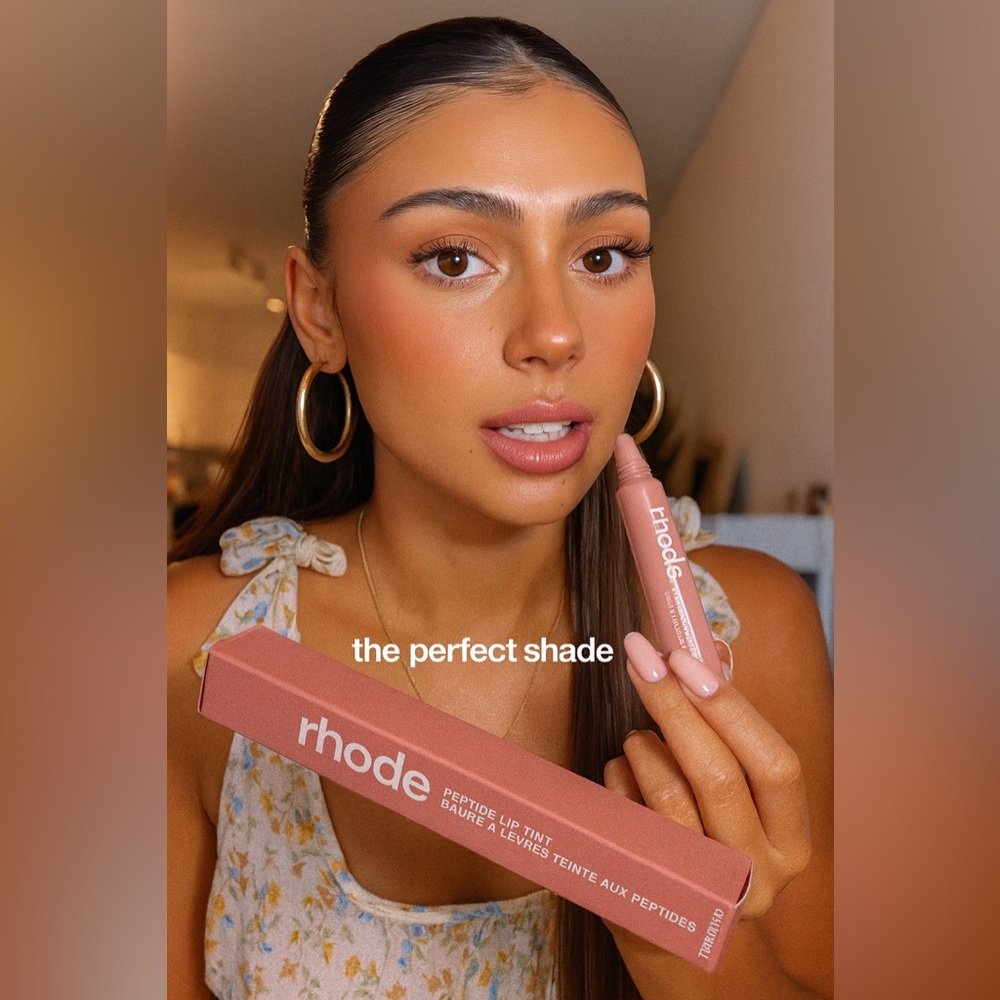 Here’s a toast 🥂 To Radiance & Effortlessness: Rhode Lip Tint 🥂